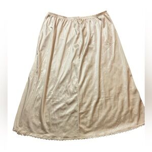 NWT Vintage Vanity Fair No Ride Up Anti-Cling Half Slip Beige Size Medium